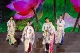 Siêu mẫu Trương Ngọc Tình, Vũ Linh trình diễn áo dài tại Lễ hội Làng Sen