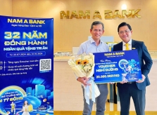 Nam A Bank trao giải đợt 1 chương trình “32 năm đồng hành – Ngàn quà tặng tri ân”