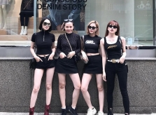 4 chị em chân siêu dài nhà 