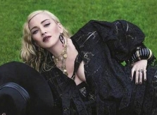 Nhan sắc mặn mà ở tuổi 60 của Madonna trên bìa tạp chí
