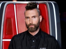 Adam Levine gây tranh cãi với kiểu tóc mới, bị ví như râu ngô