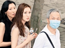 Á hậu 9X Hong Kong ngượng khi xuất hiện bên chồng tuổi U70 trên phố