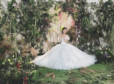 Đầm cưới đính 10 nghìn viên pha lê của Á hậu Thanh Tú