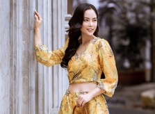 Á hậu Thùy Giang khoe eo con kiến