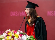 Á hậu Thụy Vân nhận bằng thạc sĩ