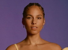 Alicia Keys bị ném đá vì ra mắt sản phẩm làm đẹp