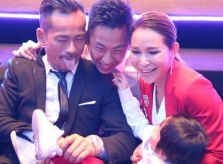 Vợ tủi thân vì tỷ phú sòng bài sang Anh đón Valentine với bồ nhí