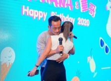 Tỷ phú thắm thiết vợ cả, 'quên' vợ bé