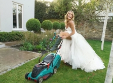 Giám khảo Got Talent mặc váy cưới cắt cỏ