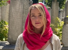 Amber Heard mặc không phù hợp khi đến nhà thờ Hồi giáo
