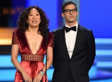 Andy Samberg và Sandra Oh dẫn chương trình Quả Cầu Vàng 2019