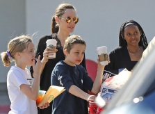 Angelina Jolie mua sắm cùng các con trong ngày nghỉ