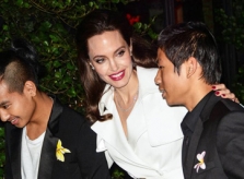 Angelina Jolie tìm đại học ở Hàn Quốc cho con trai