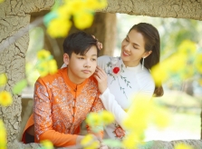 Anh Thư và con trai làm mẫu áo dài