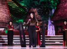 Dàn thí sinh Hoa Hậu Việt Nam đẹp lộng lẫy trong sắc màu thổ cẩm của Việt Hùng