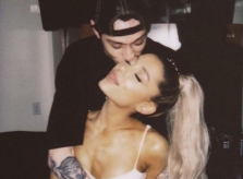 Ariana Grande đính hôn sau gần một tháng hẹn hò