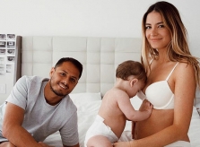 Bạn gái Chicharito sắp sinh khi con đầu chưa đầy tuổi