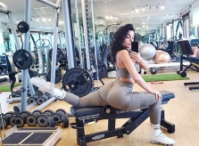 Bạn gái C. Ronaldo khoe vòng ba trong phòng gym