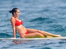 Bạn gái Ronaldo sexy trên biển