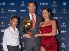 Bạn gái sexy mừng C. Ronaldo nhận giải 'Cầu thủ hay nhất thế kỷ'