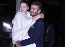 Becks bế con gái 8 tuổi đi tiệc