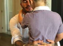 Vic đăng ảnh Becks bế tiểu thư Harper đốn tim fan