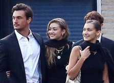 Chị em Gigi Hadid bị chỉ trích vì tươi cười trong đám tang bà ngoại