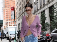 Bella Hadid thích diện trang phục hớ hênh vòng một xuống phố