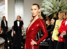 Bella Hadid: ‘Tôi sợ hãi khi thấy mẫu da màu bị cháy tóc ở hậu trường’