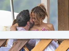 Ben Affleck không ngừng hôn Jennifer Lopez trong nhà hàng