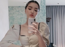 Bích Phương cố tình mặc áo cổ rộng lộ nội y: 