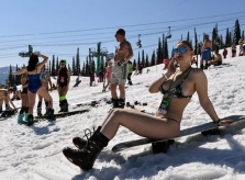 Hàng trăm người mặc bikini trượt tuyết ở Nga
