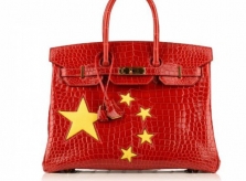 Sợ bị tẩy chay, Hermès sản xuất túi Birkin in hình cờ Trung Quốc?