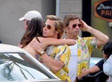 Brad Pitt mặc sặc sỡ trên phim trường