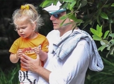 Bradley Cooper một mình bế con đi chơi sau chia tay Irina