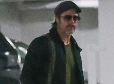 Brad Pitt lặng lẽ ra sân bay trong khi Jolie vui vầy bên các con