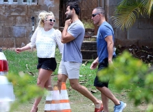 Britney tươi tắn trong kỳ nghỉ với bồ trẻ ở Hawaii