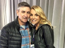 Britney Spears hoãn tour diễn về chăm bố bệnh nặng