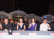 Các Hoa hậu Việt Nam đội mưa chấm thi nhan sắc