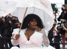 Ca sĩ mặc 'nổi loạn' ở Cannes
