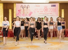 Thí sinh Hoa hậu Việt Nam tập catwalk trước đêm thi chung khảo