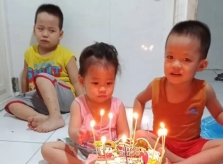Cậu bé khóc nức nở vì bị hai em chiếm 'sân khấu' trong ngày sinh nhật