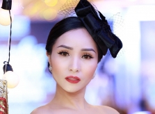 'Nữ hoàng ô tô' Châu Loan diện váy phong cách cổ điển