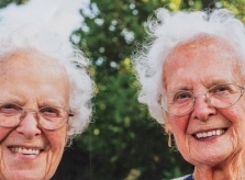 Chị em song sinh cùng đón sinh nhật 100 tuổi