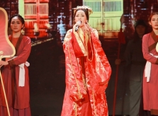 Chi Pu hóa vai Cám, mang Đại Nội Huế lên sân khấu