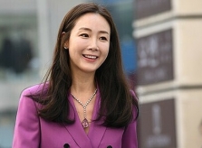 Choi Ji Woo mang bầu ở tuổi 44