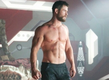 Chris Hemsworth hàng ngày tập gì để giữ cơ bụng 6 múi?