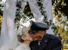 Vợ chồng kết hôn 77 năm lần đầu chụp ảnh cưới