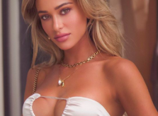 Cindy Prado mặc áo quây cắt xẻ ngực cực nóng bỏng