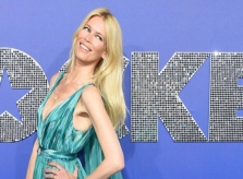 Claudia Schiffer mặc đẹp với đầm lụa xẻ ngực